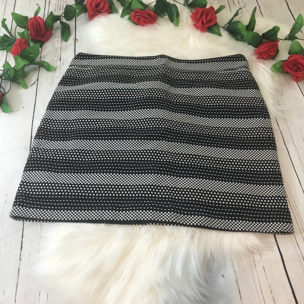 Loft size 14 black and white back zip skirt